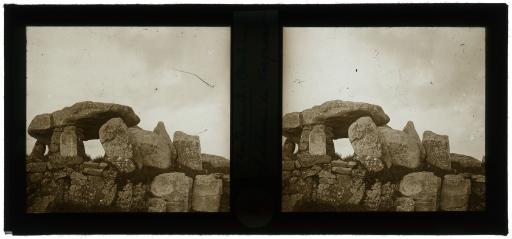 Plouharnel. - Le dolmen de Kergoat (vue 1), le dolmen de Crucuno (vues 2-3), le cromlech de Crucuno (vues 4-5).